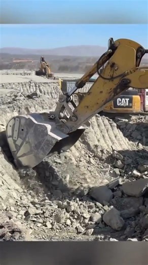 Cat excavator #caterpillar #machinerychannel #constructionequipment #excavator #constructionchannel