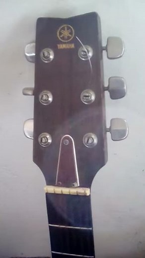 How To Change a Right-handed Guitar Into a Left-HandedGuitar In 30 Seconds