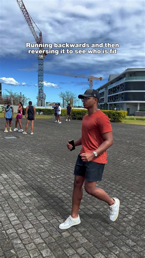 Who do you think is more fit? 👟 #fyp #trend #runclub #social #mauritius🇲🇺