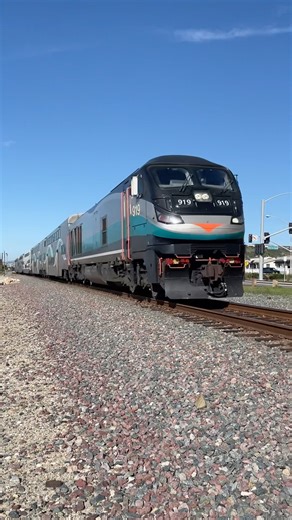 Metrolink 608 pulling into San Clemente with F125 SCAX 919 leading with a horn salute #metrolink