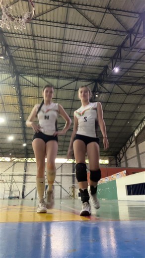 Jugando Frifai: Diversión en el Voleibol