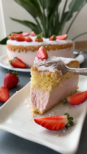 Luftige Erdbeer Käsesahne Torte mit einem wahnsinnig guten Biskuit und einer fruchtig cremigen Füllung aus frischen Erdbeeren. ➡️ Rezept: Für den Biskuitteig: 4 Eier 130 g Südzucker Rüben Zucker 1 Päckchen Vanillezucker 150 g Mehl 50 g Speisestärke 1 Päckchen Backpulver Für die Füllung: 12 Blatt Gelatine 400 g Erdbeeren 500 g Magerquark 350 g Quark 40 % 180 g Zucker (wer es süß mag, der kann auch 200 g verwenden) 2 Päckchen Vanillezucker 400 g Sahne Zudem: Südzucker Puder Rüben Zucker zum Bestäu