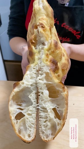 Perfetta bianca, ottima farcita 🤩 è la pizza bianca alla romana ! - INGREDIENTI * 440 g farina 0 * 4 g lievito di birra secco * 1 cucchiaino di zucchero * 290 ml acqua a temperatura ambiente * 7 g sale * 20 ml olio extravergine d’oliva Setaccia in una ciotola 440 g di farina zero ed aggiungi 4 g di lievito di birra secco ed un cucchiaino di zucchero. Mescola Inizia adesso ad impastare in ciotola aggiungendo piano piano 290 ml di acqua. Quando l’acqua si sarà assorbita incorpora 7 g di sale e 20