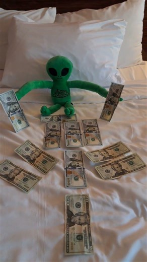 LUCKY CHARM ALIEN LITTLE WIN ON A SLOT LAS VEGAS NEVADA