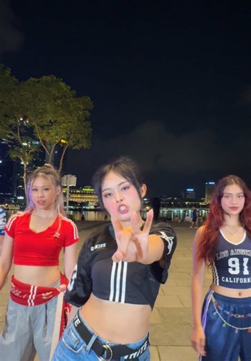 #meovv #handsup @MEOVV #kpopinpublic #singapore