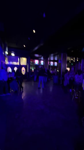 La pasamos bien esta noche después del juego de los 🐻 Bears… ##salsasundaysatcubbybear #chicago #cubbybearwrigleyville #salsadancing #salsa