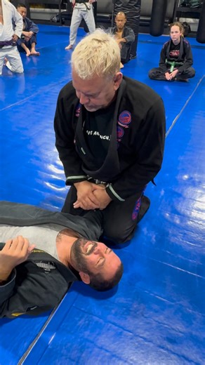 Coach going over how to control your opponent with wrist locks and finger locks 🤚 👊 - Enrolling Now!! ☎️ 714-726-0134 💻 Cswfullerton.com 📧 cswfullerton@ghttps://www.youtube.com/channel/UCznieQn_Zim1Q1mvJH51T0Q?sub_confirmation=1mmail.com Sign up for our 🎓 Online University at www.erikpaulson.com - #csw #mma #selfdefense #fight | Csw Fullerton
