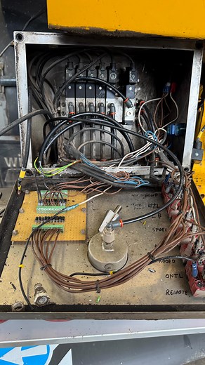 Das ist unser Werkstattmeister Arnold. 👨‍🔧 Seit 7 Jahren bei thomsenland und zusammen mit seinem Kollegen ist er für alles zuständig, was in der Werkstatt anfällt. 🔩⚙️ Heute gibt’s ein kleines Problem: Die Fernsteuerung vom Gülleaufleger ist ausgefallen – nun muss das Empfängergerät ausgetauscht und verkabelt werden. 📡🔁 Das kriegt Arnold aber mit links hin 😎💪🏻 #thomsenland #landwirtschaft #trecker #maschinen #lohner #gülle #lohnunternehmen #werkstatt #werkstattmeister | Thomsenland GmbH 