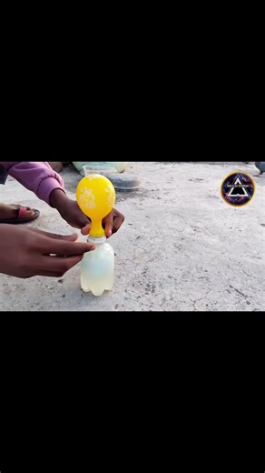 ​Magic Balloon Experiment! 😱 Vinegar + Baking Soda Reaction 🎈