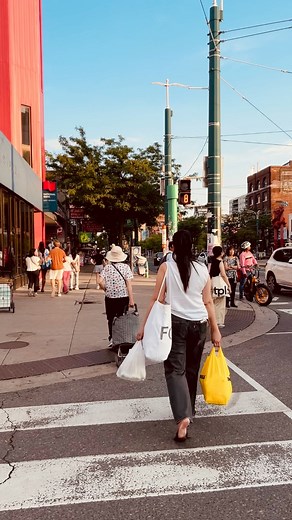 So pretty, Dundas Street west & Spadina Avenue in Toronto…. #dundasstreet #spadina #streetcar #foryoupageシforyou #explorecanada🇨🇦@Das Das | Das Das