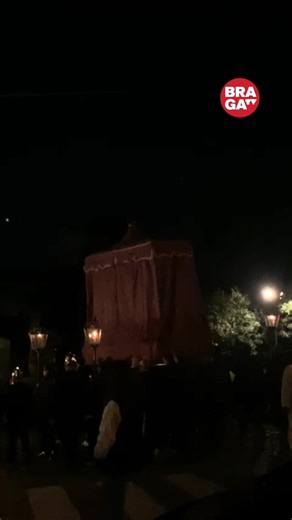 A cidade de Barcelos reviveu este sábado à noite a Procissão do Silêncio. Centenas de fiéis acompanharam o andor do Senhor dos Passos para relembrar a dor e o sofrimento que Jesus carregou na Sua Cruz. A procissão saiu do Templo do Senhor da Cruz em direção à Igreja Matriz de Barcelos. 🎥 Sandra Antunes | Braga TV