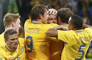 VIDEO: Euforie Švédů. Radostí naskákali na komentátory a zbourali televizní studio | Sport | Lidovky.cz