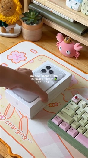 my new iphone 17 pro, but make it green 🍐🥹✨ #iphone17pro #iphone17prosilver #ios26 #cutewidget #neonyellow | SwiitSour