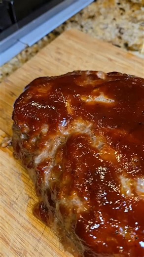smalltowninfluencer on Instagram: "Ina Garten’s Classic Meatloaf Barefoot Contessa perfection 🤍 Ingredients 2½ lbs ground chuck Olive oil 3 cups chopped yellow onions 1 tsp fresh thyme 2 tsp kosher salt 1 tsp black pepper 3 tbsp Worcestershire sauce ⅓ cup chicken stock 1 tbsp tomato paste ½ cup dry breadcrumbs 2 extra-large eggs ½ cup ketchup Directions Sauté onions in olive oil with thyme, salt, and pepper until translucent. Add Worcestershire, chicken stock, and tomato paste. Let cool. Combin
