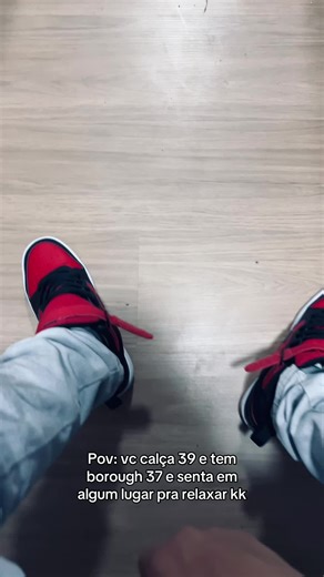 Relaxando com Borough 37 Enquanto Usa Calça 39
