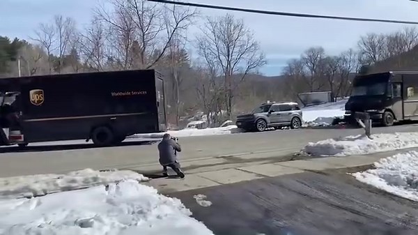 438K views · 10K reactions | There's strength in numbers! An entire fleet of UPSers showed up to support their fellow driver who had just undergone open heart surgery. 癩殺 | UPS | Facebook