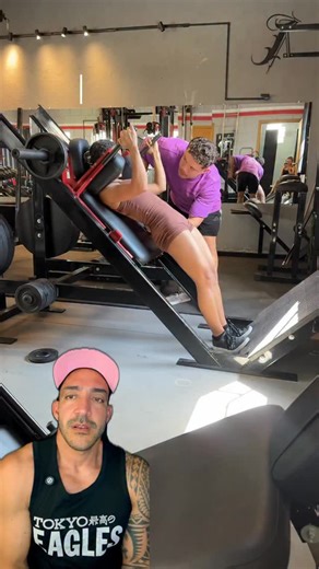 MARCO ESPINOZA on Instagram: "😤🔥 HAZ ESTO SI QUIERES DESTRUIR TUS RODILLAS. 🔥😤 Y no, no es exageración. Este tipo de ejercicios que ves en redes son TOTALMENTE INNECESARIOS y llevan a las articulaciones a rangos para los que NO fueron diseñadas. ¿El resultado? 🚨 Alta probabilidad de lesión 🚨 Desgaste articular innecesario 🚨 Dolor crónico 🚨 Meses fuera del entrenamiento ¿Pero por qué se vuelven virales? Porque sale: 👉 una chica con buen cuerpo 👉 un entrenador marcado 👉 una edición llam