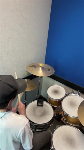 I GOT ONE LESS PROBLEM WITHOUT YA🗣️🗣️#drum #foryou #foryoupage #fy #fypシ #foryourpage #jammingout #drums #berkleecollegeofmusic #berklee #drumcover #love #pocket #drumchop #chops #pop #popmusic #arianagrande #problem #arianagrandeproblem