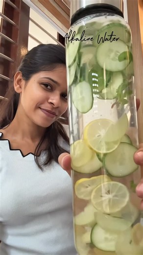 swe on Instagram: "Everyday Alkaline Water (1 litre): • 1 lemon (sliced, not squeezed) 🍋 • ½ cucumber (sliced) 🥒 • 5–6 mint leaves 🌿 • A pinch of pink Himalayan salt 🧂 • 1 litre filtered water 💧 👉 Let it infuse for 4–6 hours, and drink throughout the day. You can also add amla, basil, chia seeds, or ginger for added beauty benefits #shorts #health #detox #alkalinewater #skinglow #hydratedskin"