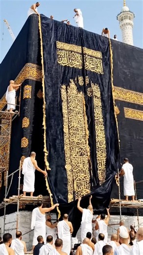 kiswa replacement on kaba shareef 🕋❤️🥹😭🤲 #trendingshorts #beautiful #makkahtarwihpriests