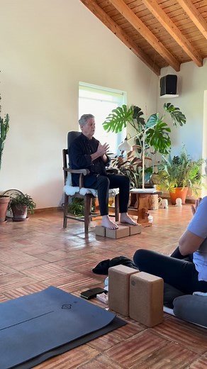 Chanting the Anusara Invocation on retreat w @billmahony & @bwkyoga in Portugal  Open to Grace! 殺 #chant #mantra #anusarayoga @anusarayoga @anusara_kbe @georgiefearnyogi | Tree of Life Brussels | Facebook