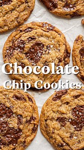 Chocolate Chip Cookies that are perfectly chewy with crispy edges and a soft, fudgy center - no eggs or dairy needed 🥳 To get the recipe, just góǒglê RPL choc chip cookies. When I approach a classic recipe such as this, I *really* want the veganized version to work for y’all, so we tested every variable to produce the ultimate cookie. Here are just a few findings from our tests! ▪️Browned Butter vs. Creamed Butter: the former yields a denser, chewier, fudgier texture, which is my preference. Pl