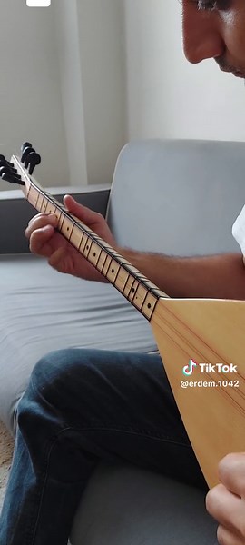 İstek üzerine yeniden çektim dostlar akord Do. #dağlarsenidelikdelikdelerim #saz#bağlama#erdalerzincan #sentürkülerinisöyle #neşetertaş #türküler