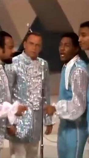 712K views · 23K reactions | Sinatra performing the decidedly uptempo song “Sweet Blindness” with The 5th Dimension, all the way back in 1968. Watch the full performance here: https://youtu.be/U60ixsEQUrA | Frank Sinatra | Facebook