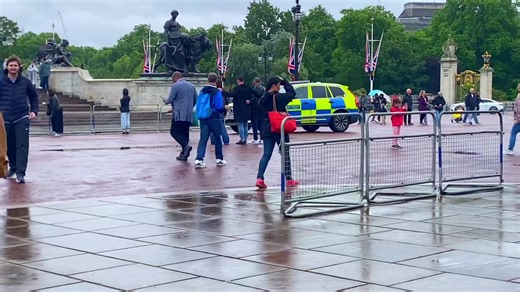 Here is a met police arv on patrol infront lf buckingham palace