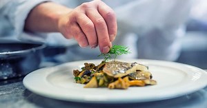 Agression sexuelle : le célèbre chef parisien “envisagerait de quitter la France”