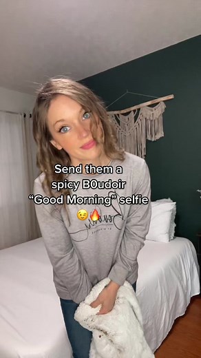 I mean, you can’t go wrong with a good morning photo 😉 #boudoir #boudoirphotographer #boudoirphotography #selfie #boudoirathome #diyboudoir #morningselfie