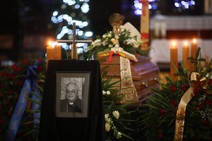 Pogrzeb bp. Tadeusza Pieronka. Trumna z ciałem spoczęła w krypcie [ZDJĘCIA]