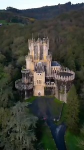 📍O Castelo de Butrón ❇️Uma fortaleza neo-gótica de origem medieval.Castelo de Butrón é um castelo espanhol localizado em Gatika , na província da Biscaia , na Comunidade Autônoma Basca . ❇️As origens do edifício remontam à Idade Média, quando existia uma casa-torre pertencente à família Butrón, que foi modificada ao longo dos séculos e acabou disfarçada de casa de lavoura comum. O seu aspeto atual é o resultado de uma remodelação completa realizada no século XIX pelo Marquês de Cubas. ❇️Usando 