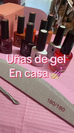 Te enseño paso a paso como aplicar tu kit de gel 💅🏼 De #roxioaccesorios Nuestro kit de gel incluye Lampara de 48 watts, 1 gama de 6 geles, base, top, aceite para cuticula, empujador de cuticula, bledo y juego de 3 limas Envio gratis 🇲🇽 en la compra de tu kit (previa valdiacion de CP) Tienda fisica Av Beethoven 5311 esq con Millet, Col La Estancia en Zapopan, Jalisco #uñasgel #gelencasa #gelish #kitdegel #gelishnails #kitgelish #uñasdecoradas #uñasbonitas