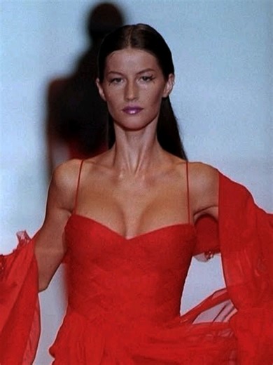 #giselebundchen closing #valentino haute couture spring/summer 1999 . . . #catwalk #Runway #fashion