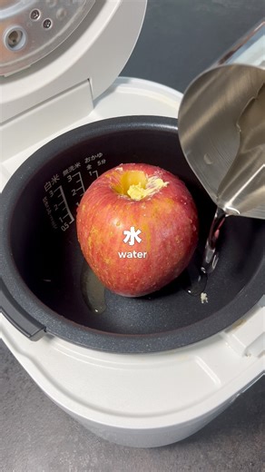 🍎 Easy Rice Cooker Baked Apples 炊飯器で簡単焼きりんご！🍎 りんごがとても柔らかくなり、とろけるような食感が楽しめます☺️ 📝【材料】 ・りんご 1~4個 ・砂糖 小さじ１/ 1個あたり ・バター 10g / 1個あたり ・酒 大さじ1 /1個あたり ・レモン汁 お好みで ・水 50ml 🍳【作り方】 ⓵りんごの芯をくり抜く ⓶りんごを炊飯釜に入れたら、砂糖、バター、酒、レモン汁をくり抜いた部分に入れる。 ⓷水を入れたら通常炊飯で完成！ お好みでバニラアイスを乗せても✨ ※砂糖、バター、酒はりんごの数に合わせて調節されてください。 Easy Rice Cooker Baked Apples 🍎 The apples turn incredibly soft and tender, with a melt-in-your-mouth texture you’ll love ☺️ 📝 Ingredients • Apples: 1–4 • Sugar: 1 tsp per apple • Butter: 10 g per apple • Sake