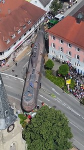 Von Siegelsbach nach Bad Rappenau - 16. Juli 2024 Schon beim Ortseingang wurde U17 mit großem Jubel begrüßt. Und bevor die Feierlichkeiten fortgesetzt werden konnten, gab es für unsere Crew noch zwei knifflige Stellen zu bewältigen. Die engste Kurve auf der bisherigen Strecke, die 90-Grad-Kurve bei der evangelischen Kirche, wurde dank des präzisen und routinierten Einsatzes des Fahrerteams mit äußerster Sorgfalt passiert. Wenige Meter weiter wurde auch der Kreisel mit höchster Konzentration alle