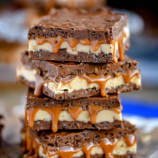 129K views · 3.4K reactions | RECIPE  https://www.momontimeout.com/no-bake-snickers-crunch-bars/ No bake crispy Snickers Bars are pure decadence! Layers of chocolate, irresistible nougat, and gooey caramel are impossible to resist! | Favorite Recipes | Facebook