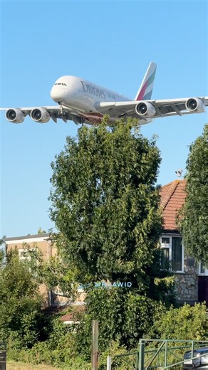 Massive 500-ton double-decker Airbus A380 glides insanely low directly over Myrtle Avenue #aviation