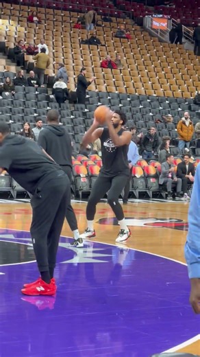 Joel Embiid warming up vs Toronto Raptors