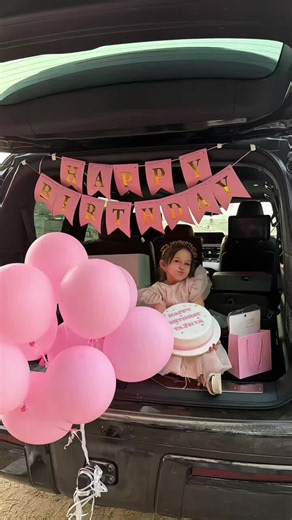 قالب تعليمي لصور ذكاء اصطناعي مجاني 💖 قالب واحد مجاني تستخدمه تعمل منه صور شخصية، اضغط على زر هايبيك في الأسفل اليسار عشان تعمل الصورة. ازاي تعمل صورة شخصية لنفسك بصورة واحدة بس؟ تعليم عمل صور شخصية بالذكاء الاصطناعي 💕 ازاي تستخدم أدوات الذكاء الاصطناعي عشان تعمل صور شخصية. استخدم القالب أو الأمر الذكاء الاصطناعي (ChatGPT/Gemini/Hypic)! تعليم تعديل الصور باستخدام ChatGPT. جهز أمر صورة للChatGPT. تعليم عمل صور شائعة باستخدام ChatGPT. أمر تعليم عمل صور شائعة باستخدام Gemini AI. تعليم تعديل الصور