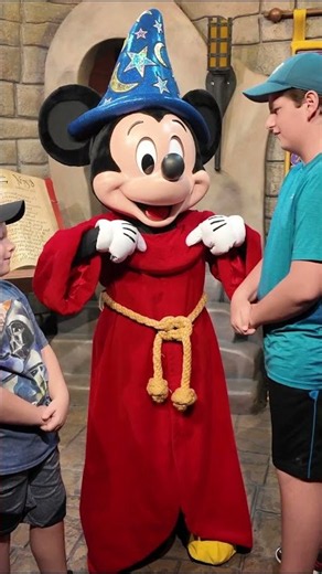 Meeting Sorcerer Mickey Mouse & Roadster Racer Mickey Mouse in Hollywood Studios at Disney World