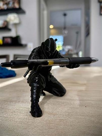 A Warrior-Shaped Pen Holder Design To Add A Fashionable Touch To Your Office Desk. It Can Accommodate Ballpoint Pens, Fountain Pens, Pencils And Various Stationery Items, Making It An Ideal Gift For Friends And Colleagues. | SHEIN