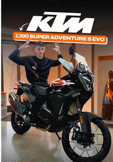 🍊 ¡3 COSAS QUE NO SABÍAS de la nueva KTM 1390 SUPER ADVENTURE S EVO! 🚀 1️⃣ SISTEMA CAMSHIFT: Su nuevo motor de 1350cc no solo rinde unos brutales 173CV y 145Nm. Gracias al sistema CAMSHIFT, tienes una gestión electrónica de válvulas que te da un par demoledor en bajas y una estirada infinita arriba. 🔝 2️⃣ CONTROL TOTAL: Estrena la última evolución de las suspensiones semiactivas WP SAT. La amortiguación se lee y se ajusta en tiempo real para ofrecerte el máximo confort o la precisión de una s