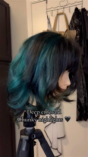 Emerald green chunky highlights 💚🖤 ‪@XMONDOHair‬ turquoise #hair #y2k #2000s #emo #alternative