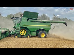 JOHN DEERE S790 on Tracks Harvesting Wheat