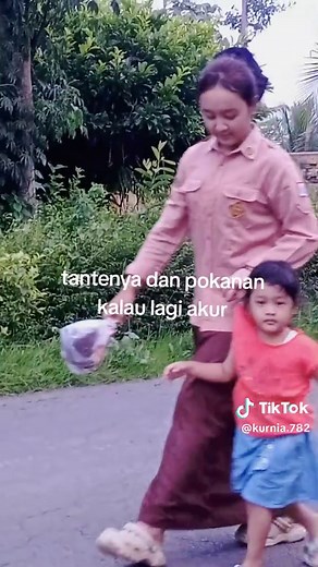 Kedekatan Tante dan Ponakan yang Menggemaskan