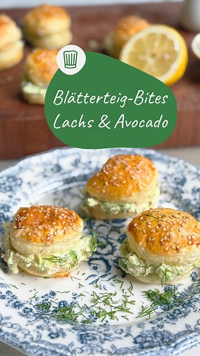 Suchst du noch das Fingerfood für deine nächste Party? 🎉😍 Diese Blätterteig-Bites mit Lachs & Avocado sind in 20 Minuten fertig, sehen aus wie vom Catering und schmecken nach „mach gleich nochmal eine Portion“. 🥰 Speichert euch das Rezept für die Feiertage ab! 🎄 📋 Zutaten für 4 Portionen: Zutaten für die Blätterteig-Taschen: 1 Rolle(n) Blätterteig n. B. Öl 1 Eigelb 1 EL Milch Sesam Zutaten für die Füllung: 3 Scheibe/n Räucherlachs, klein gewürfelt 1 Avocado(s), klein gewürfelt 0.5 Limette(n
