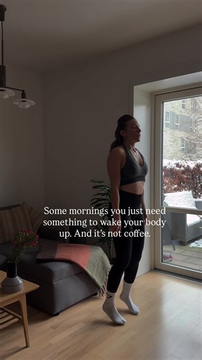 It takes just a few minutes of feeling your breath to open the body and invite more flow. I usually feel more energised, more alive, and I can feel tension leaving my body. There are certain movements I like to stay with a little longer—expanding with the breath and flowing slowly. And on mornings when I simply need to wake up and get ready to start the day, that’s when I do a morning flow 🌀 Comment “flow” and I’ll send you a 6-minute morning practice ✨ #morning #practice #breath #fascia #flow
