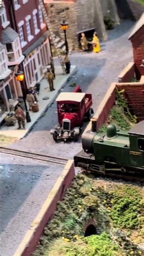 Narrow Gauge Train Heads into the Streets #modeltrains #railway #shorts
